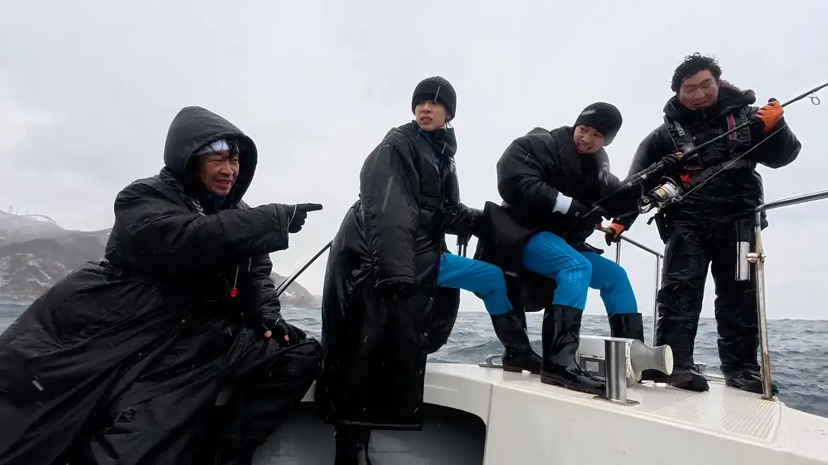 The! Iron Arm! DASH!!:A fierce battle with a giant bluefin tuna in the Tsugaru Strait at 1 degree Celsius. "This is crazy!" "It's definitely over 100 kilos!"