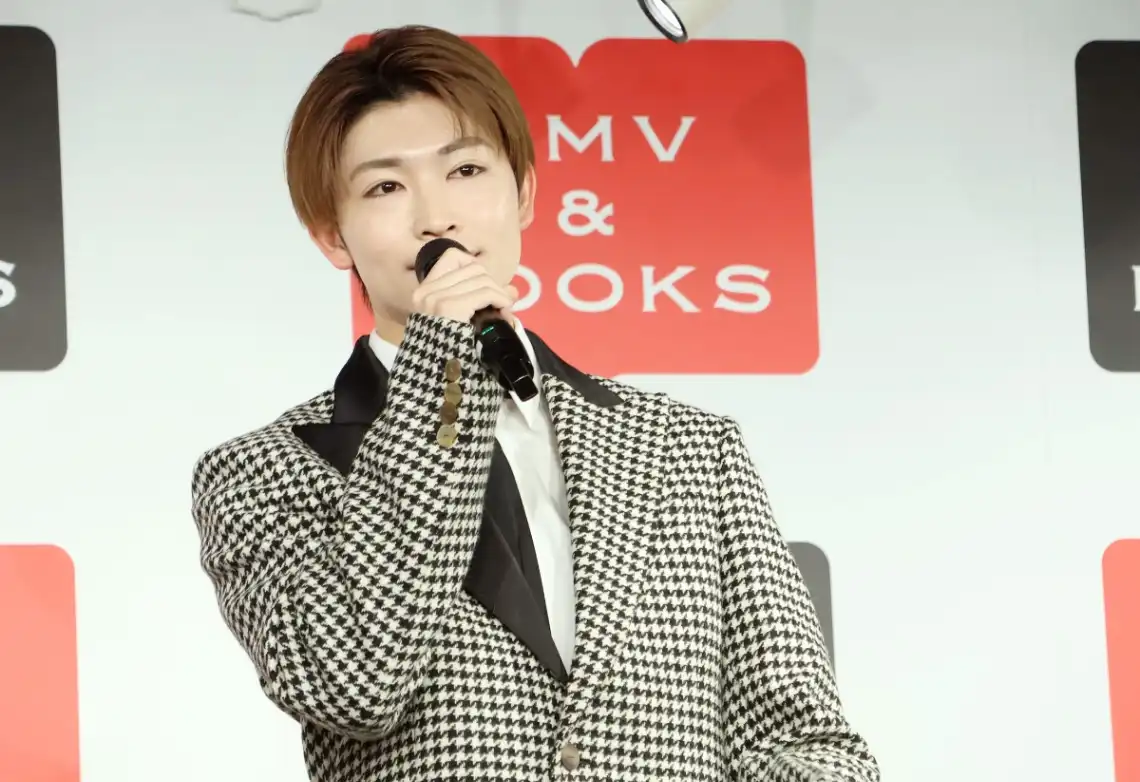 Atsuki Masuko, a Sentai actor who also appeared in the stage play "Spirited Away," declares that he "aims for the world"