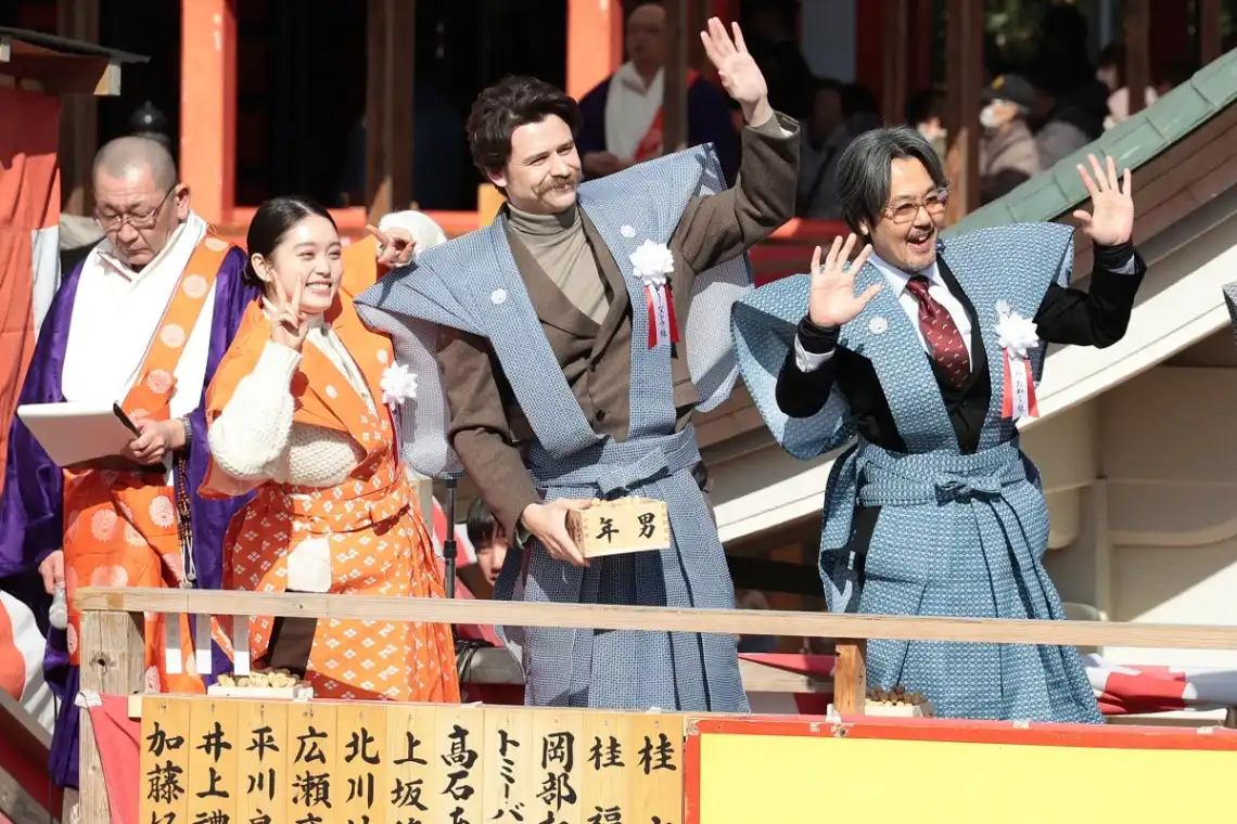 "Bakeke" Akari Takaishi, Tommy Bastow, and Takashi Okabe throw beans at Naritasan Temple in Osaka