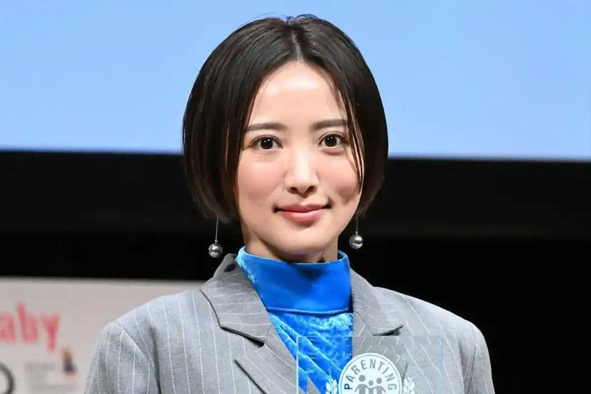 Natsuna:She's wearing a tank top that shows off her body line, and her new hair is also revealed. People are saying she has a "mature sexiness" and is getting cuter.