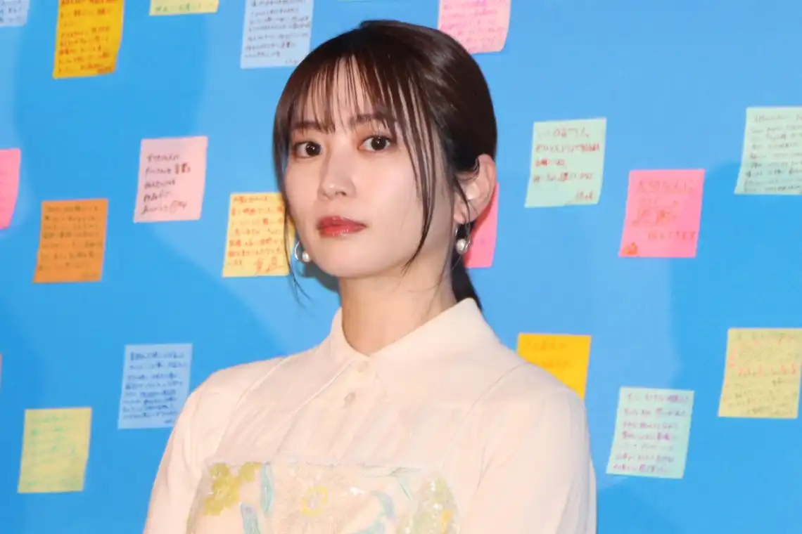 Minami Hamabe appears on stage to greet audiences on the opening day of the film "Soon, Farewell" and expresses gratitude for the letter from Ren Meguro