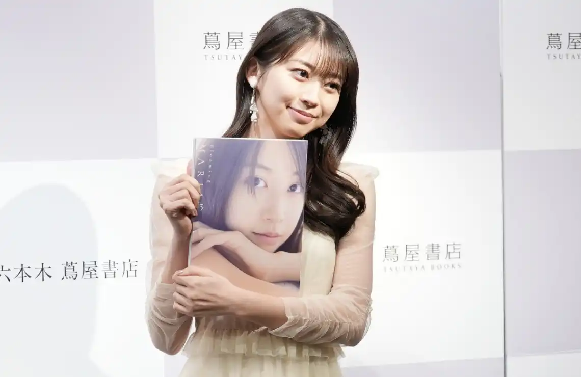 牧野真莉愛：最新写真集　お気に入りは黒水着カット　オーストラリアの「素敵な思い出」