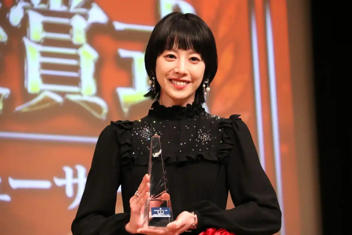 「2026年 第50回エランドール賞」の授賞式に出席した夏帆さん