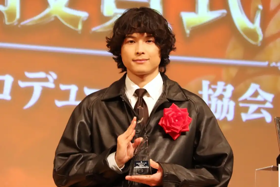 「2026年 第50回エランドール賞」を受賞し、授賞式に出席した「SixTONES」の松村北斗さん