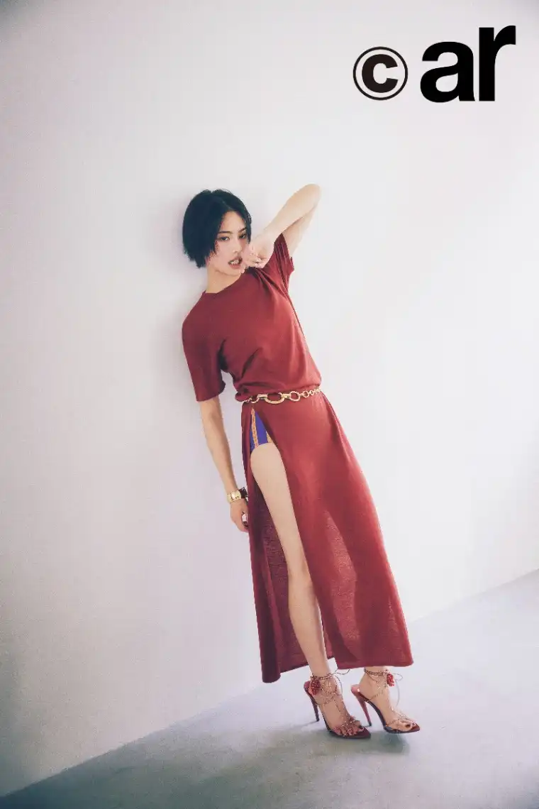 安斉星来：まぶしすぎて視線集中！？　イヴ・サンローランまとい、ちょっぴり大胆に