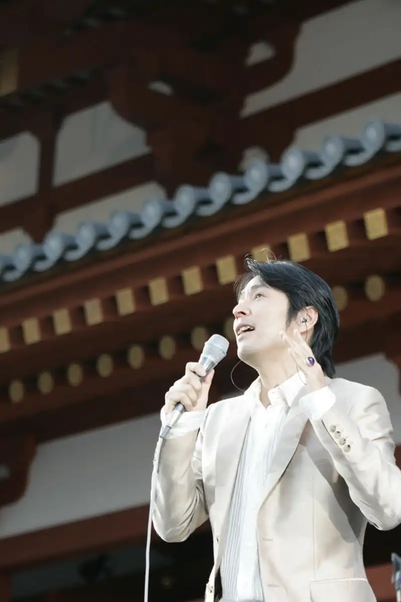 「薬師寺本尊開眼1310年記念 徳永英明 薬師寺 LIVE」のカット＝WOWOW提供